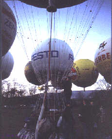 Ballone mit Werbung der Firmen Warsteiner, Festo, Isenbeck