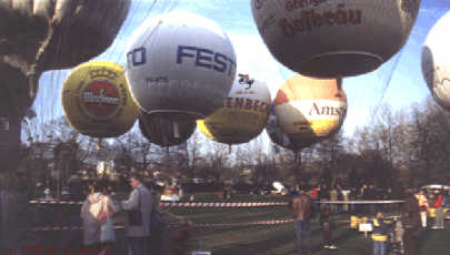 Ballone mit Werbung der Firmen Warsteiner, Festo, Isenbeck, Amstrad