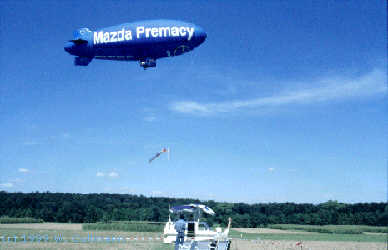 Das Luftschiff 'Mazda Premacy' war mehrmals über dem Platz
