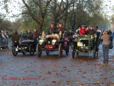 von links: Wolsley (ca. 3 PS), Panhard et Levassor (4 Zylinder). und ein Daimler (ca. 6 PS). Alle wurden 1899 gebaut.
