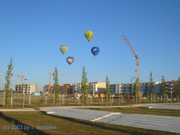 Vier Heißluftballone am Himmel von Scharnhausen