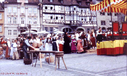 Gerichtsverhandlung auf dem Marktplatz vor der Kirche St. Michael.