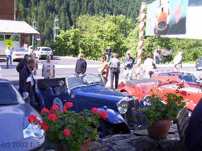 Vor dem Hotel Adler in St. Gallenkirch mischen sich Teilnehmer- und Gste-Fahrzeuge.