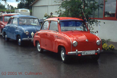Zwei Goggomobile, in den Farben rot und blau.