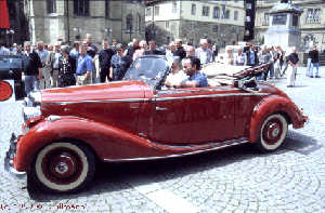'Hansi' Müller am Steuer eines roten Mercedes
