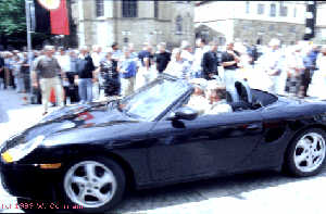 dunkelblauer Porsche mit Herr Hausmann (Minster a.D.) am Lenkrad 